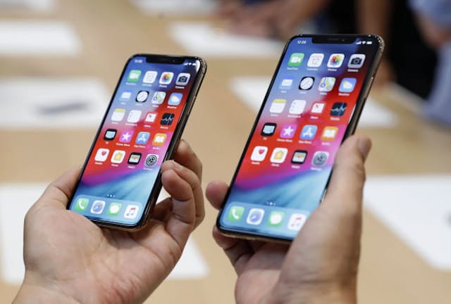 iPhoneの新型が登場したタイミングでスマホの買い替えを考えている人も多いだろう。今、知っておくべき基礎知識を解説する。写真はiPhoneの新機種「XS」（左）と「XS Max」＝ロイター