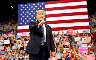 トランプ大統領は中間選挙をにらみ、支持層に実績を誇示する(6日、米モンタナ州)=ロイター トランプ大統領は中間選挙をにらみ、支持層に実績を誇示する(6日、米モンタナ州)=ロイター