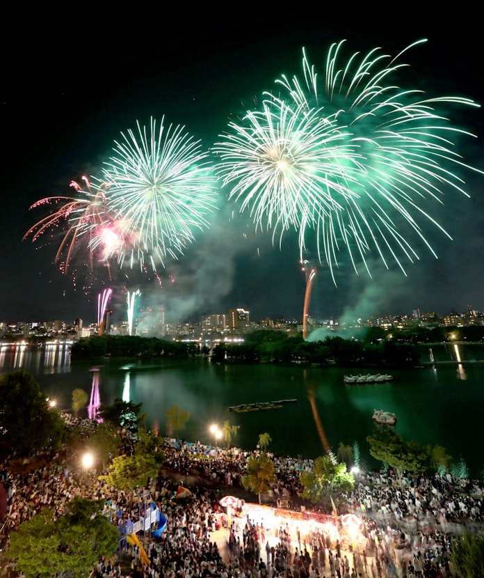 福岡 大濠公園の花火大会 今夏で終了 安全確保難しく 日本経済新聞 福岡 大濠公園の花火大会 今夏で終了 安全確保難しく 日本経済新聞
