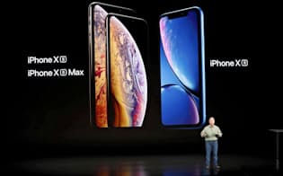 アップルの新スマホ「iPhone XS」「XS Max」「XR」を発表する米アップルのフィル・シラー上級副社長（9月12日、米クパチーノのアップル本社）=ロイター