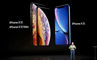 アップルの新スマホ「iPhone XS」「XS Max」「XR」を発表する米アップルのフィル・シラー上級副社長(9月12日、米クパチーノのアップル本社)=ロイター アップルの新スマホ「iPhone XS」「XS Max」「XR」を発表する米アップルのフィル・シラー上級副社長(9月12日、米クパチーノのアップル本社)=ロイター
