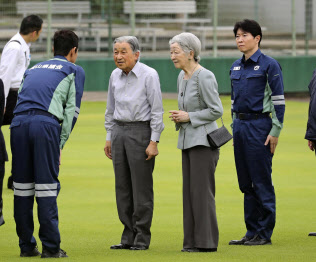 西日本豪雨の被災地を見舞うため、岡山県倉敷市の真備総合公園に到着した天皇、皇后両陛下(14日)=代表撮影・共同 西日本豪雨の被災地を見舞うため、岡山県倉敷市の真備総合公園に到着した天皇、皇后両陛下(14日)=代表撮影・共同