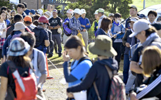 北海道厚真町のボランティアセンターに集まった人たち(15日午前)=共同 北海道厚真町のボランティアセンターに集まった人たち(15日午前)=共同