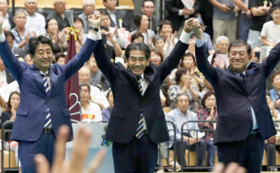 16日、津市で開かれた自民党総裁選の演説会で、聴衆に手を振る安倍首相(左)と石破元幹事長(右)ら=共同 16日、津市で開かれた自民党総裁選の演説会で、聴衆に手を振る安倍首相(左)と石破元幹事長(右)ら=共同