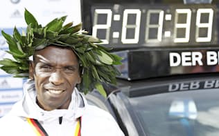 キプチョゲ選手はベルリン・マラソンで2時間1分39秒の世界新記録をマークした=ロイター