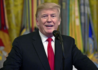 トランプ氏はロシア疑惑が中間選挙で自身が率いる共和党に不利に働くと警戒する(12日、ワシントン)=AP トランプ氏はロシア疑惑が中間選挙で自身が率いる共和党に不利に働くと警戒する(12日、ワシントン)=AP