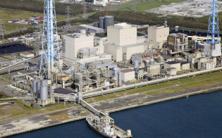 北海道地震の影響で停止した苫東厚真火力発電所(12日、北海道厚真町)=共同 北海道地震の影響で停止した苫東厚真火力発電所(12日、北海道厚真町)=共同