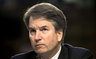 トランプ氏はカバノー氏の最高裁判事承認を中間選挙に向けた成果としてアピールする戦略をとる(6日、ワシントン)=ロイター トランプ氏はカバノー氏の最高裁判事承認を中間選挙に向けた成果としてアピールする戦略をとる(6日、ワシントン)=ロイター