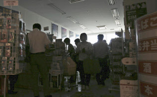 やっとの思いで食料や水を買っても家まで運ぶのが問題(6日、北海道函館市の停電したコンビニ)=共同 やっとの思いで食料や水を買っても家まで運ぶのが問題(6日、北海道函館市の停電したコンビニ)=共同