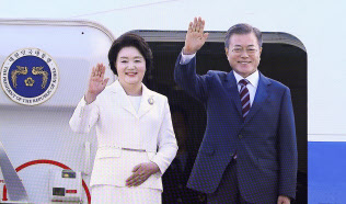 平壌へ向かう専用機に乗り込む前に、見送りの人に手を振る韓国の文在寅大統領夫妻(18日、ソウル近郊)=聯合・共同 平壌へ向かう専用機に乗り込む前に、見送りの人に手を振る韓国の文在寅大統領夫妻(18日、ソウル近郊)=聯合・共同