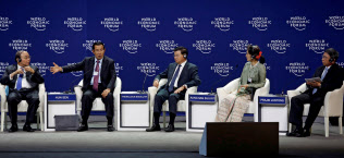 「ASEANに関する世界経済フォーラム」で一堂に会したメコン諸国首脳。左からベトナムのフック首相、カンボジアのフン・セン首相、ラオスのトンルン首相、ミャンマーのアウン・サン・スー・チー国家顧問、タイのプラジン副首相(12日、ハノイ)=ロイター 「ASEANに関する世界経済フォーラム」で一堂に会したメコン諸国首脳。左からベトナムのフック首相、カンボジアのフン・セン首相、ラオスのトンルン首相、ミャンマーのアウン・サン・スー・チー国家顧問、タイのプラジン副首相(12日、ハノイ)=ロイター