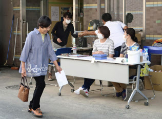 院内での外来診療を再開した「まび記念病院」(18日午前、岡山県倉敷市真備町地区)=共同 院内での外来診療を再開した「まび記念病院」(18日午前、岡山県倉敷市真備町地区)=共同
