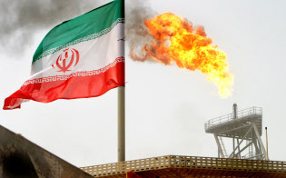 原油埋蔵量で世界4位のイランの生産が減る影響は大きい(イランの油田)=ロイター 原油埋蔵量で世界4位のイランの生産が減る影響は大きい(イランの油田)=ロイター