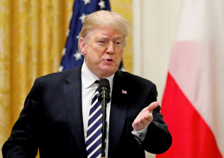 18日、トランプ米大統領は最高裁判事候補の承認手続きを急がない考えを示した(ワシントン)=ロイター 18日、トランプ米大統領は最高裁判事候補の承認手続きを急がない考えを示した(ワシントン)=ロイター