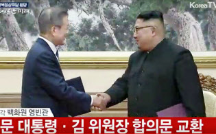 平壌の百花園迎賓館で合意文書に署名後、握手する韓国の文在寅大統領(左)と北朝鮮の金正恩朝鮮労働党委員長=19日(平壌映像共同取材団・共同) 平壌の百花園迎賓館で合意文書に署名後、握手する韓国の文在寅大統領(左)と北朝鮮の金正恩朝鮮労働党委員長=19日(平壌映像共同取材団・共同)