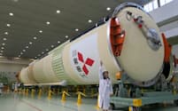 10月末に打ち上げを予定する「H2Aロケット」40号機の機体を公開した（19日、愛知県飛島村）