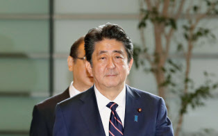 首相官邸に入る安倍首相(20日午前)=共同 首相官邸に入る安倍首相(20日午前)=共同