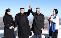 20日、白頭山の山頂で記念撮影する韓国の文在寅大統領（右から2番目）=平壌写真共同取材団撮影
