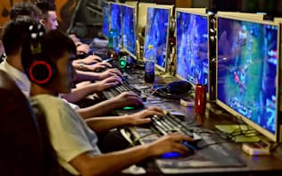 中国政府はゲームの利用制限に動く（オンラインゲームに興じる中国の青少年）=ロイター
