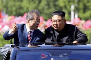 オープンカーで平壌市内を巡る文大統領(左)と金委員長(18日)=平壌写真共同取材団 オープンカーで平壌市内を巡る文大統領(左)と金委員長(18日)=平壌写真共同取材団