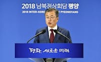 20日、平壌での南北首脳会談を終えソウルで記者会見する韓国の文在寅大統領=共同