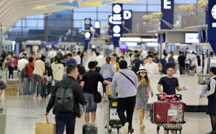 14日の運用再開後、利用客でにぎわう関西空港第1ターミナル南側の国際線出発エリア(20日午後)=共同 14日の運用再開後、利用客でにぎわう関西空港第1ターミナル南側の国際線出発エリア(20日午後)=共同