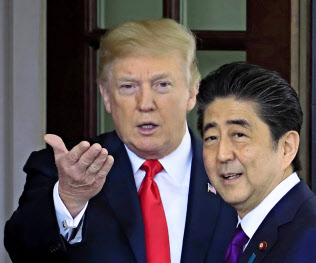 トランプ米大統領(左)と安倍首相(6月、ワシントン)=AP トランプ米大統領(左)と安倍首相(6月、ワシントン)=AP