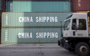米中貿易戦争は世界経済に暗い影を落とす=AP 米中貿易戦争は世界経済に暗い影を落とす=AP