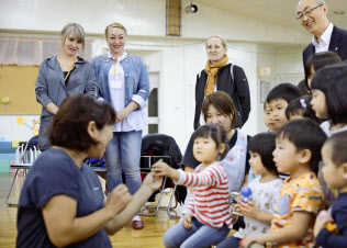 北海道むかわ町を訪れた「ビザなし交流」のロシア側訪問団の女性ら(22日午後)=共同 北海道むかわ町を訪れた「ビザなし交流」のロシア側訪問団の女性ら(22日午後)=共同