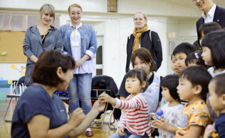 北海道むかわ町を訪れた「ビザなし交流」のロシア側訪問団の女性ら(22日午後)=共同 北海道むかわ町を訪れた「ビザなし交流」のロシア側訪問団の女性ら(22日午後)=共同