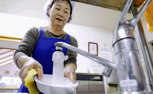 北海道厚真町の介護施設で食器を洗う調理スタッフ(21日)=共同 北海道厚真町の介護施設で食器を洗う調理スタッフ(21日)=共同