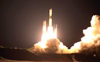 無人輸送機「こうのとり」7号機を載せた基幹ロケット「H2B」7号機を打ち上げた（23日、鹿児島県の種子島宇宙センター）