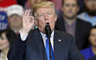 トランプ米大統領は制裁関税の対象を中国からの全輸入品に拡大する構えを見せる=AP トランプ米大統領は制裁関税の対象を中国からの全輸入品に拡大する構えを見せる=AP