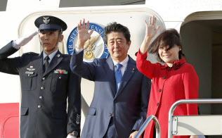 国連総会に出席するため、米ニューヨークに向け羽田空港を出発する安倍首相夫妻(23日午後)=共同 国連総会に出席するため、米ニューヨークに向け羽田空港を出発する安倍首相夫妻(23日午後)=共同