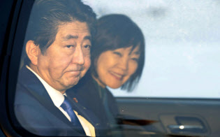 23日、国連総会出席のため、昭恵夫人(右)と米ニューヨークのケネディ国際空港に到着し、車に乗り込む安倍首相=共同 23日、国連総会出席のため、昭恵夫人(右)と米ニューヨークのケネディ国際空港に到着し、車に乗り込む安倍首相=共同