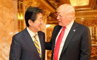 トランプタワーで夕食会に臨んだ日米首脳 トランプタワーで夕食会に臨んだ日米首脳