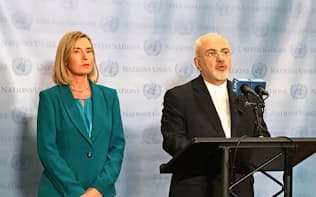 24日夜、国連本部で共同声明を読み上げるイランのザリフ外相(右)とEUのモゲリーニ外交安全保障上級代表（国連本部）