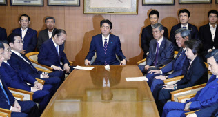 自民党総裁選で連続3選を決め、臨時役員会に臨む安倍首相(中央)=20日午後、東京・永田町の党本部 自民党総裁選で連続3選を決め、臨時役員会に臨む安倍首相(中央)=20日午後、東京・永田町の党本部