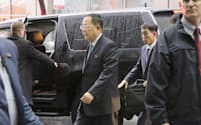 25日、国連本部前にある滞在先のホテルに到着した北朝鮮の李容浩外相（中央）=共同