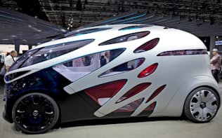 19日、独ハノーバーでのイベントで展示されたメルセデス・ベンツの電動自動運転車=ロイター