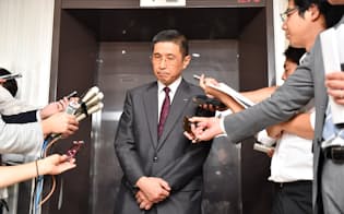 記者の質問に答える日産自動車の西川広人社長兼最高経営責任者（CEO）=26日午後、東京・霞が関