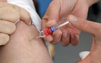 インフルエンザの予防接種は、副作用の起きる可能性があり日本で義務化は難しい（2017年10月、フランス・ニース）=ロイター
