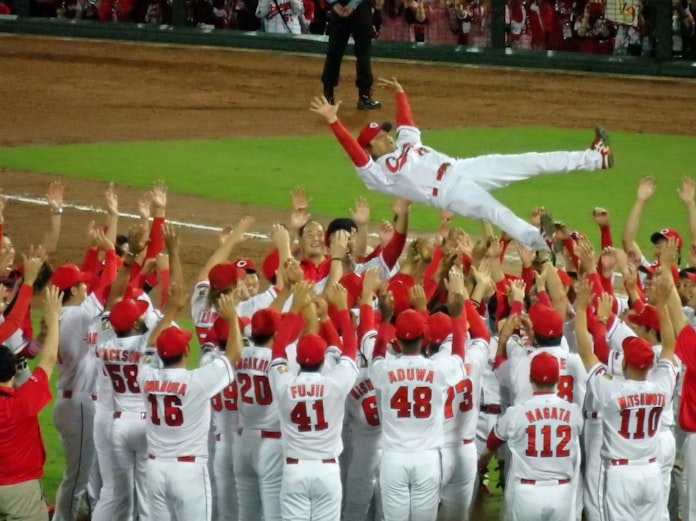 カープ3連覇 グッズ販売でも圧勝 日本経済新聞 カープ3連覇 グッズ販売でも圧勝 日本経済新聞