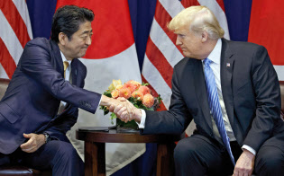 26日、ニューヨークで首脳会談を前に握手するトランプ米大統領(右)と安倍首相=AP 26日、ニューヨークで首脳会談を前に握手するトランプ米大統領(右)と安倍首相=AP