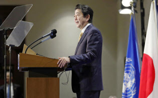 トランプ米大統領との会談後、記者会見する安倍首相(26日、米ニューヨーク)=共同 トランプ米大統領との会談後、記者会見する安倍首相(26日、米ニューヨーク)=共同
