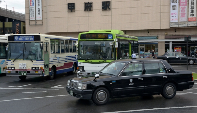 山梨交通 子会社と合併へ 運転手不足に対処 日本経済新聞