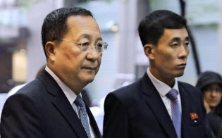 北朝鮮の国連代表部に向かう李容浩外相=左(25日、ニューヨーク)=共同 北朝鮮の国連代表部に向かう李容浩外相=左(25日、ニューヨーク)=共同