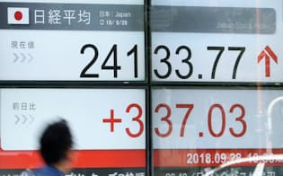 バブル崩壊後の最高値を更新した日経平均株価（28日午前、東京都中央区）