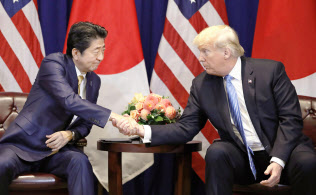 トランプ米大統領(右)と安倍首相(26日、米ニューヨーク)=共同 トランプ米大統領(右)と安倍首相(26日、米ニューヨーク)=共同