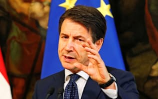 イタリアのコンテ首相はバラマキ型の政策を見直していない（18日、ローマ）=ロイター
